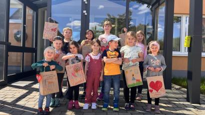 Bild: jhö
Mit Stolz tragen die Gartenbaukinder ihre liebevoll gebastelten Geschenke gut verpackt und unsichtbar für Mamas und Papas Augen nach Hause. Einem schönen Vater- und Muttertag stand nichts mehr im Wege.