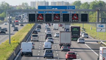 Symbolbild: Peter Kneffel/dpa
Auf den Autobahnen in Bayern wird zum Beginn der Pfingstferien viel los sein.