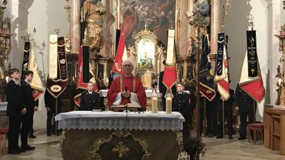 Bild: mma
Alle acht Feuerwehren aus der Marktgemeinde Hahnbach sind mit ihren Fahnen und in Mannschaftsstärke beim Florianiamt vertreten, das der Ruhestandsgeistliche Hans Peter Heindl zelebriert.