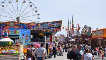 Bild: bö
Schon kurz nach dem Öffnen der Eingangstore am 1. Mai herrschte bereits großer Andrang zwischen Kinderkarussell und Riesenrad beim deutsch-amerikanischen Freundschaftsfest in Hohenfels.