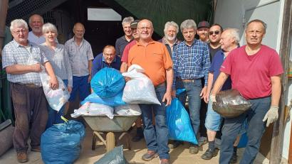 Bild: u
Rund 13 Tonnen Altpapier und 7 Tonnen Altkleider verlädt das Helferteam der Kolpingsfamilie bei der Räumung der Altkleidersammelstelle in Lkw und Container. Organisator Erwin Bauer (vorne links), Kolping-Vorsitzender Hans Fleischmann (Fünfter von links) und sein Stellvertreter Lothar Meier (vorne rechts) packen selbst mit an.