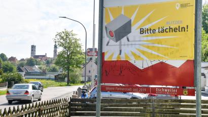 Bild: Petra Hartl
Manchem Autofahrer vergeht hier das Lächeln: Plakate mit ironischer Botschaft (hier in der Nürnberger Straße stadteinwärts) weisen in Sulzbach-Rosenberg auf zusätzliche Geschwindigkeitskontrollen hin.