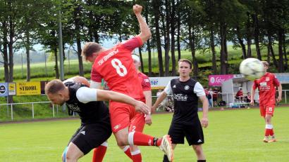 Bild: heh
Der TSV Waldershof gewann am Sonntag bei der SpVgg Wiesau mit 1:0. Das Bild zeigt einen Luftkampf zwischen Patrick Oppl (links) und dem Waldershofer Julian Fürst (Nummer 8).