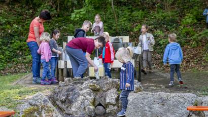 Bild: Michael Schade
Durch Pfützen springen und mit Wasser planschen: Der Brunnen am Abenteuerspielplatz war ein Anziehungspunkt