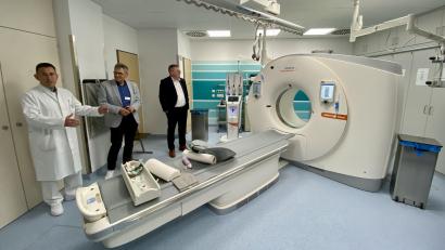 Bild: upl
Professor Dr. Christian Ritter, Ärztlicher Direktor Dr. Harald Hollnberger und Oberbürgermeister Michael Cerny (von links) stellen den neuen Computertomografen vor.