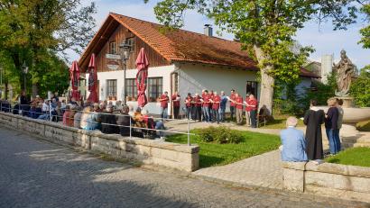 Bild: Kolpingsfamilie Friedenfels/exb
Die Kolpingsfamilie Friedenfels gestaltete eine Maiandacht beim Marienbrunnen.