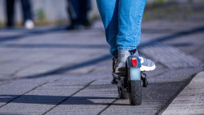 Bild: Jens Büttner/dpa/Symbolbild
Ein Reisender fährt mit seinem E-Scooter über den Bahnsteig.