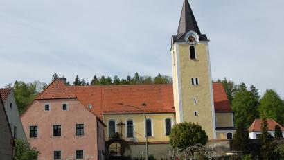 Bild: grm
Die Pfarrkirche St. Ulrich in Michldorf bildet mit dem alten Schul- und Mesnerhaus ein eindrucksvolles Ensemble.