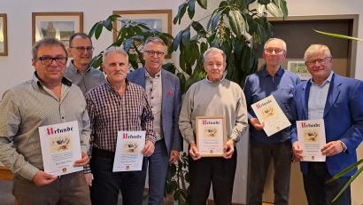 Bild: DAV Sektion Karlsbad/exb
In der Jahreshauptversammlung der DAV-Sektion Karlsbad wurden unter anderem Josef Weber (vorne, von links), Werner Schmidt, Heinz Stowasser, Günther Kopf und Konrad Zant geehrt. Ihnen gratulierten Gottfried Haas (hinten, von links) und Bürgermeister Franz Stahl.