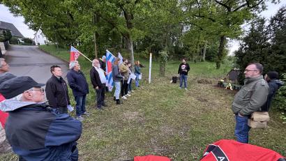 Bild: Andreas Royer
Die Befreiung vom Hitlerfaschismus feierten Verdi, Punk e.V. und die VVN am Gedenkstein für die sowjetischen Kriegsgefangenen an der Schillerstraße.