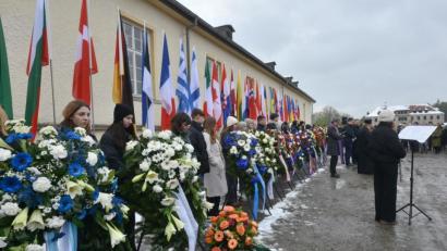 Bild: bey
Zahlreiche Kränze werden nach der Gedenkfeier auf dem Appellplatz an den Gedenktafeln im "Tal des Todes" niedergelegt.