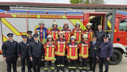 Bild: egl
Eine Gruppe der Feuerwehr Ursensollen legt die Leistungsprüfung in Technischer Hilfeleistung ab. Dazu gratuliertn neben dem Bürgermeister Albert Geitner (Zweiter von rechts) auch Kommandant Thorsten Michel (Vierter von links) und Vorsitzender Markus Dehling (Dritter von rechts).