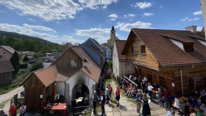 Bild: gri
Viele Radlfahrer, Wanderer und Spaziergänger kommen zum Backofenfest in die Molzmühle nach Wutschdorf.
