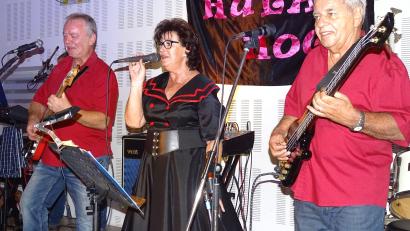 Archivbild: Houschka
"Seemann" von Lolita und "The Young Ones " von Cliff Richard: Günter Kälberer (rechts) gründete die Schlagerband "Hula Hoop". Sie war die letzte Station in seiner langen Karriere als Amberger Musiker. Am 14. Mai wird Kälberer 80 Jahre alt.