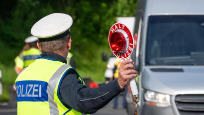 Symbolbild: Armin Weigel /dpa
Ein Polizist hält an einer Kontrollstelle nahe der deutsch-tschechischen Grenze eine Kelle mit der Aufschrift "Halt Polizei". Bei einem 39-Jährigen haben Bundespolizisten am Freitag in Waidhaus ein gefälschtes Aufenthaltsdokument entdeckt.
