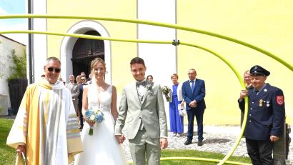 Bild: no
Für die Hochzeitsmesse von Nicole Herrmann und Manuel Koller kehrte der frühere Ortspfarrer Burkhard Lenz noch einmal nach Illschwang zurück.