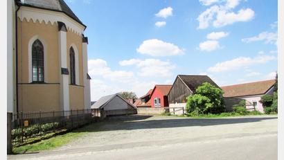 Bild: sei
Wo jetzt noch ein freier Platz ist, entsteht demnächst das neue Pfarrzentrum neben der Kirche. Aus Kostengründen wurde das Bauvorhaben abgespeckt.