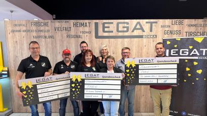 Bild: Edeka Legat/exb
Auf dem Bild: TSV Kastl (links), ASV Waldsassen (rechts), in der Mitte die Vertreter der Faschingsgesellschaft Tursiana Tirschenreuth.