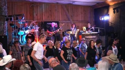 Bild: fvo
Am Abend sorgt im Gursn-Stodl die Countryband T-Bone Country aus dem Stuttgarter Raum für beste Stimmung.