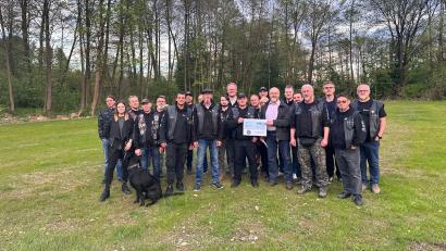 Bild: GFP Motorradfreunde/exb
Raimo Grimm, der RC D'Wüldara, Franz Schraml (Vorsitzender des Fördervereins Steinwaldkirche) und die Motorradfreunde GFP Erbendorf mit Clubhund Mailo bei der Spendenübergabe.