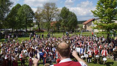 Bild: mmj
Über 250 Musiker bilden beim Gemeinschaftschor den Höhepunkt des Jubiläums der Blaskapelle und des Kreismusikfestes.