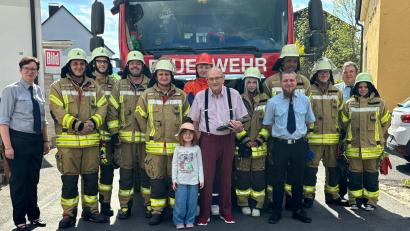 Bild: Reinhard Naber/exb
Karlheinz Krenkel (Mitte) aus Krummennaab feierte seinen 80. Geburtstag. Dazu gratulierten Familie, Freunde und Vereinsvorsitzende – allen voran die Feuerwehr.