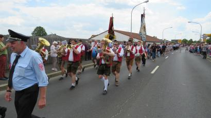 Bild: adj
Mit dem Festgottesdienst am Vormittag und dem Festzug am Nachmittag feierte die Feuerwehr Altenstadt/WN ihr Gründungsjubiläum.