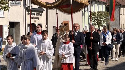 Bild: Claudia Hösl/exb
Pfarrer Heribert Stretz trug in der Monstranz das Allerheiligste durch den Markt Waldeck.