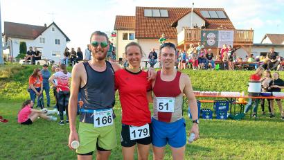 Bild: bsc
Karina Maier von der DJK Weiden sowie Michael Niklas (links) vom RSV Concordia Windischeschenbach, der mit Markus Geiger, SV Hahnbach, Hand in Hand über die Ziellinie lief, waren die Gewinner beim dritten Wettbewerb der OVL-Cup-Serie 2024.