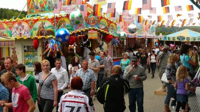 Archivbild: bö
Von Mittwoch bis Sonntag ist zum Deutsch-Amerikanischen Volksfest in den Truppenübungsplatz Hohenfels eingeladen. Am Sonntag werden ab 11 Uhr auch Busrundfahrten ins Übungsgelände angeboten.