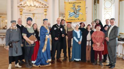 Bild: Regierung der Oberpfalz/Stühlinger-Weinhändler/exb
Regierungspräsident Walter Jonas (Mitte) empfängt einen Teil des Ensembles der Neunburger Burgfestspiele „Vom Hussenkrieg“, Neunburgs Bürgermeister Martin Birner (rechts) und den Geschäftsleiter der Stadt, Georg Keil (Zweiter von rechts) im Spiegelsaal der Regierung der Oberpfalz.