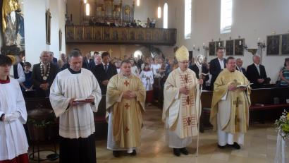 Bild: fz
"Großer Gott wir loben dich", tönte es von der Empore, als Bischof Rudolf Voderholzer und die Gläubigen mit Gesang in der sanierten Matthäuskirche feierten.