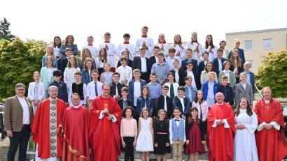 Bild: Harald Kraus/exb
50 junge Christinnen und Christen aus Vohenstrauß, Roggenstein, Tännesberg, Leuchtenberg und Michldorf empfangen im Beisein ihrer Heimatpfarrer von H.H. Domkapitular Michael Dreßel (Vierter von links) in der katholischen Stadtpfarrkirche Vohenstrauß das Sakrament der Firmung.