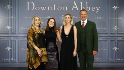 Bild: Christian Charisius/dpa
Die Schauspieler Phyllis Logan (l-r), Sophie McShera, Laura Carmichael und Hugh Bonneville bei einem Fototermin zum Kinostart des Films "Downton Abbey".