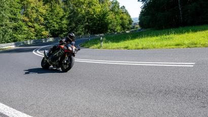 Symbolbild: Pia Bayer
Weil ein Biker in Tirol mit rund 100 km/h zu schnell unterwegs war, beschlagnahmte die Polizei sofort sein Motorrad und den Führerschein.
