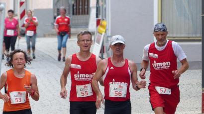 Archivbild: mfh
Ob sportlich gelaufen oder eher gemächlich zurückgelegt: Für den guten Zweck ist jede Runde beim Sulzbach-Rosenberger Stadtlauf wichtig.