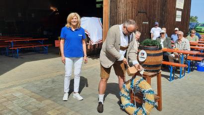 Bild: oe
Nach zwei Schlägen von Hubert Englhard (rechts) verkündet Doris Schmidt (links) beim Viehberger Maifest: "O`zapft is."