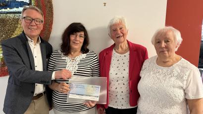 Bild: Bäumler/exb
Zum 50. Bestehen des DJK-Seniorenkreis gibt es vom Hauptverein eine Spende.