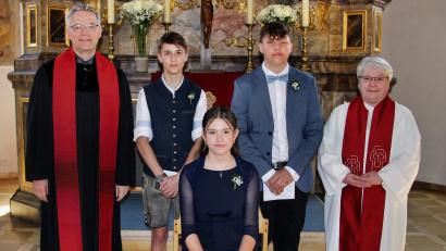 Bild: ds
Nach dem Gottesdienst zur Konfirmation: (von links) Pfarrer Markus Vedder, Andreas Wagner, Victoria Zeltner, Nico Kellner und Diakonin Regina Reymann.
