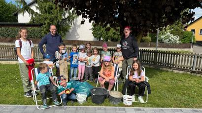 Bild: pop
Der Nachwuchs des Gartenbau- und Ortsverschönerungsvereins Schmidmühlen sammelt fleißig Müll, hier mit Markus Hackl (link)s und Zweitem Vorsitzenden Bernhard Tischler.