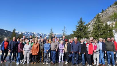 Bild: Alexander Hecht/exb
Die Reisegruppe aus Mütterverein und Kirchenchor Pullenreuth vor den Allgäuer Alpen mit Reiseleitern Anni König und Alexander Hecht (rechts)