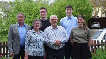 Bild: bö
Seinen 85. Geburtstag feiert Georg Schmalzbauer (vorne Mitte). Dazu gratulieren (von links) Zweiter Bürgermeister Mathias Huger, seine Frau Maria sowie die Enkel Sebastian, Simon und Anna.