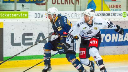 Archivbild: Christian Kaminsky
Sind ab der kommenden Saison Teamkollegen bei den Blue Devils Weiden: Dominik Bohac (links) und Luca Gläser im Zweikampf bei einem Vorbereitungsspiel in der vergangenen Saison.
