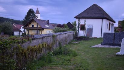 Bild: bnr
Die schadhafte Friedhofsmauer in Altendorf wird abgebrochen und durch eine Fertigteil-Winkelstützmauer mit Doppelstabmattenzaun ersetzt.