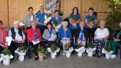 Bild: Hirsch
Der Katholische Frauenbund Wölsendorf ehrte seine Gründungsmitglieder. Sitzend von links: Resi Weigl, Franziska Pösl, Emmi Wilhelm, Erika Lacher, Gertrud Paa, Monika Pflamminger, Sieglinde Baumer und Rita Hösl. Stehend von links: Rita Kleierl, Heidi Leitl, Christa Pflamminger, Barbara Ebensberger und Simone Weist.