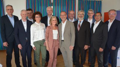 Bild: jr
Vorstandssprecher Bernhard Wolf (von links), Robert Stahl, Stellvertretender Aufsichtsratsvorsitzender Joachim Müllner, Tanja Stahl, Vorstandsmitglied Rainer Lukas, Lisa und Thomas Wirth, Aufsichtsratsvorsitzender Josef Schwägerl, Regionalbetreuer Franz Penker (Genossenschaftsverband Bayern), Stellvertretender Aufsichtsratsvorsitzender Winfried Hecht, Stellvertretender Vorstandssprecher Thomas Ludwig und Generalbevollmächtigter Werner Bäumler.
