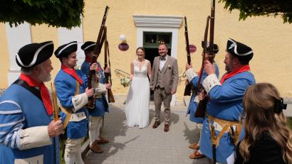 Bild: le
In den Hafen des Glücks sind Lisa Kühbandner und Stefan Weig am vergangenen Samstag bei der standesamtlichen Trauung im Alten Pflegschloss eingefahren. Die Flosser Landwehr steht Spalier und feuert einen Ehrensalut ab.