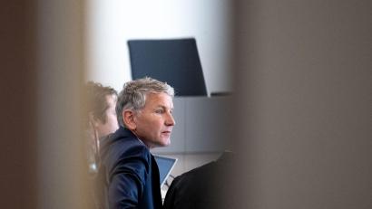 Bild: Hendrik Schmidt/dpa
Björn Höcke im Gerichtssaal des Landgericht Halle (Saale). Wegen des Verwendens von Kennzeichen verfassungswidriger und terroristischer Organisationen muss der AfD-Politiker eine Geldstrafe zahlen.