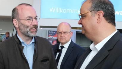 Bild: Hirsch
Der Kreisvorsitzende der Mittelstandsunion, Christian Paulus (rechts) heißt den EVP-Chef Manfred Weber (links) zum Gedankenaustausch willkommen. In der Mitte MU-Landesvorsitzender Sebastian Brehm.