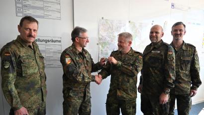 Bild: Simon Hauck, Stadt Amberg /exb
Der Leiter des KVK Stadt Amberg, Stephan Koller (Zweiter von links), überreichte im Auftrag des Verteidigungsministeriums "Einsatzcoins" an Hauptmann Franz Anton Sertl (links), Stabsfeldwebel Christian Horvath (Mitte) und Oberstleutnant Matthias Gensch (Zweiter von rechts).